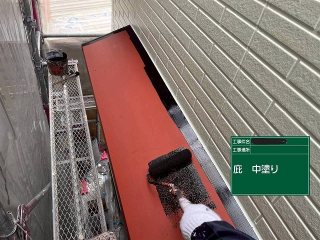 明石市　ひさしの中塗り作業